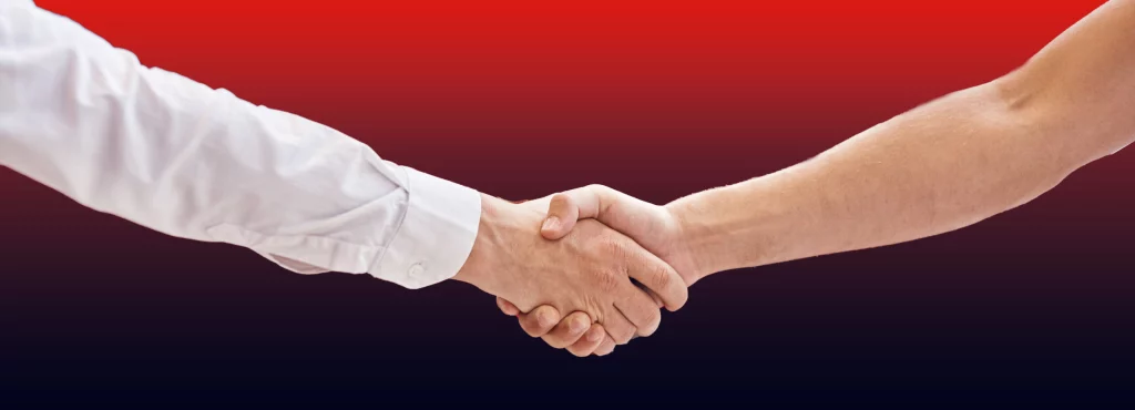 poignée de main entre un particulier et un professionnel lors de la vente d'une voiture d'occasion sans contrôle technique