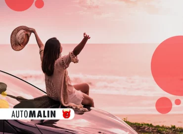 jeune femme assis sur le capot de sa voiture qui lève les bras en l'air.