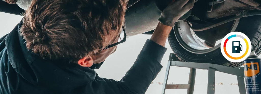 Garagiste qui réalise l'entretien d'une voiture