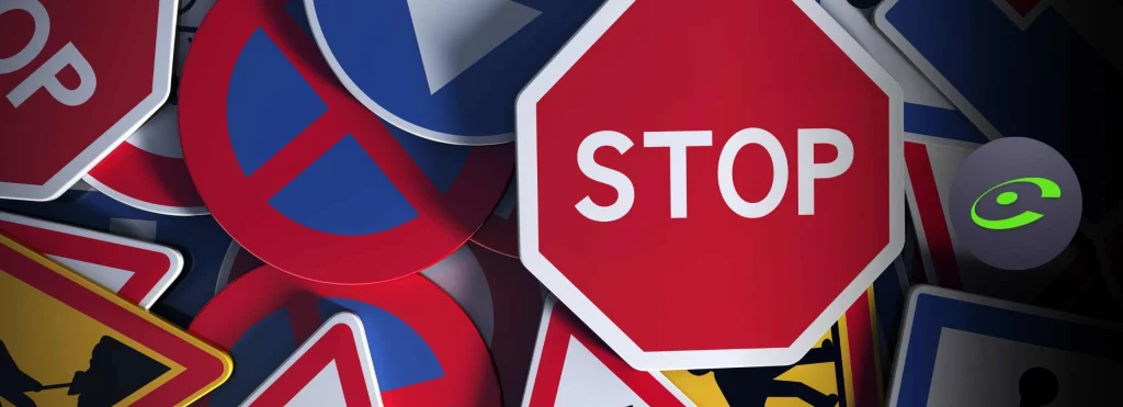 Panneau de signalisation routière au bord d'une route