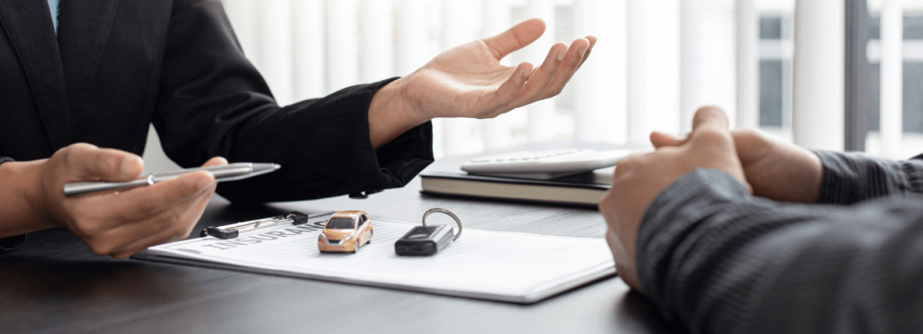 Contrat de crédit auto et clés de voiture posés sur une table avant la signature