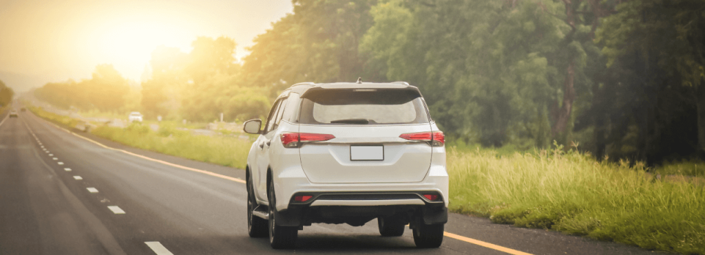 SUV financé par un crédit auto roulant sur une route de campagne