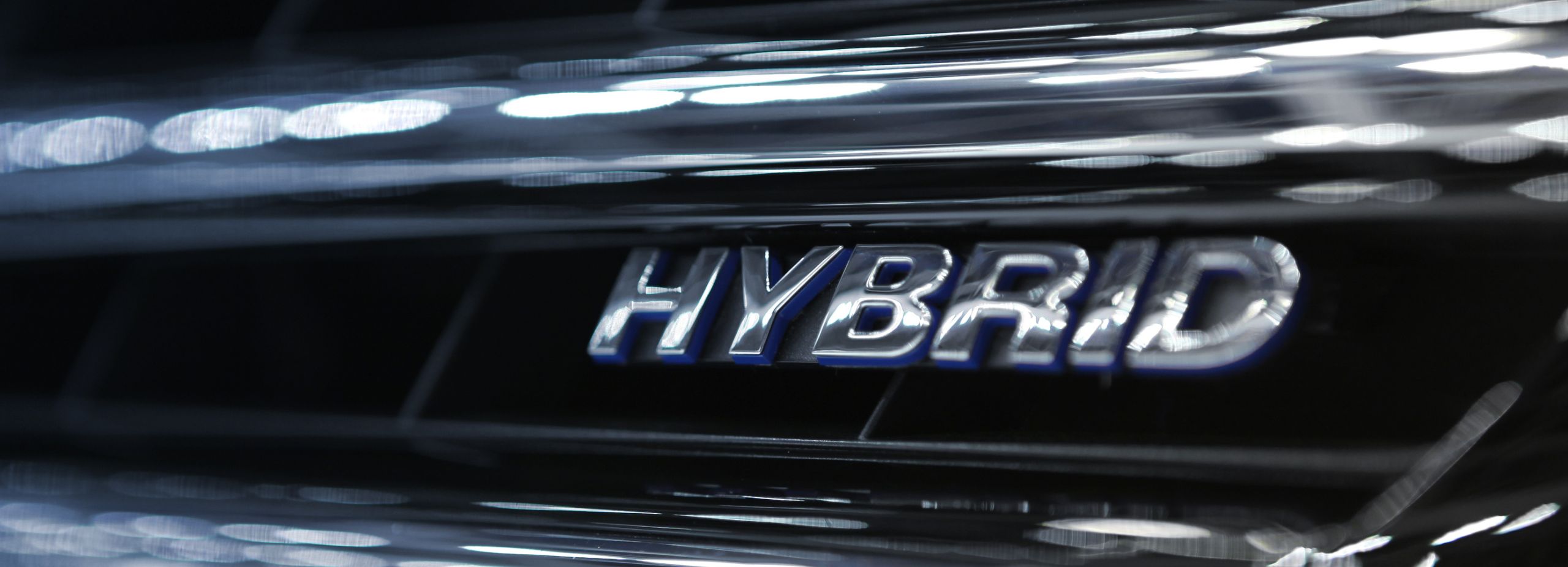 Voiture hybride : logo et entretien spécifique en 2025