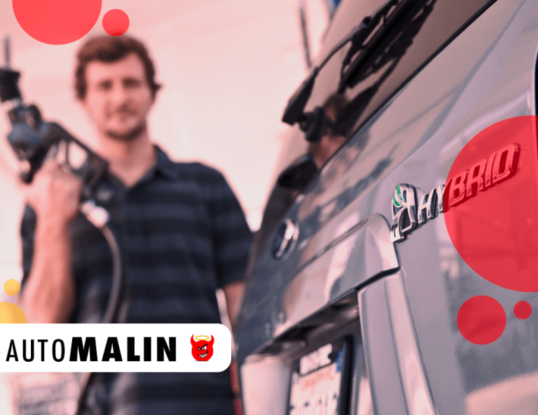 Voiture hybride en plein ravitaillement avec logo HYBRID, représentant l’entretien et l’utilisation d’un véhicule hybride chez AutoMalin en 2025