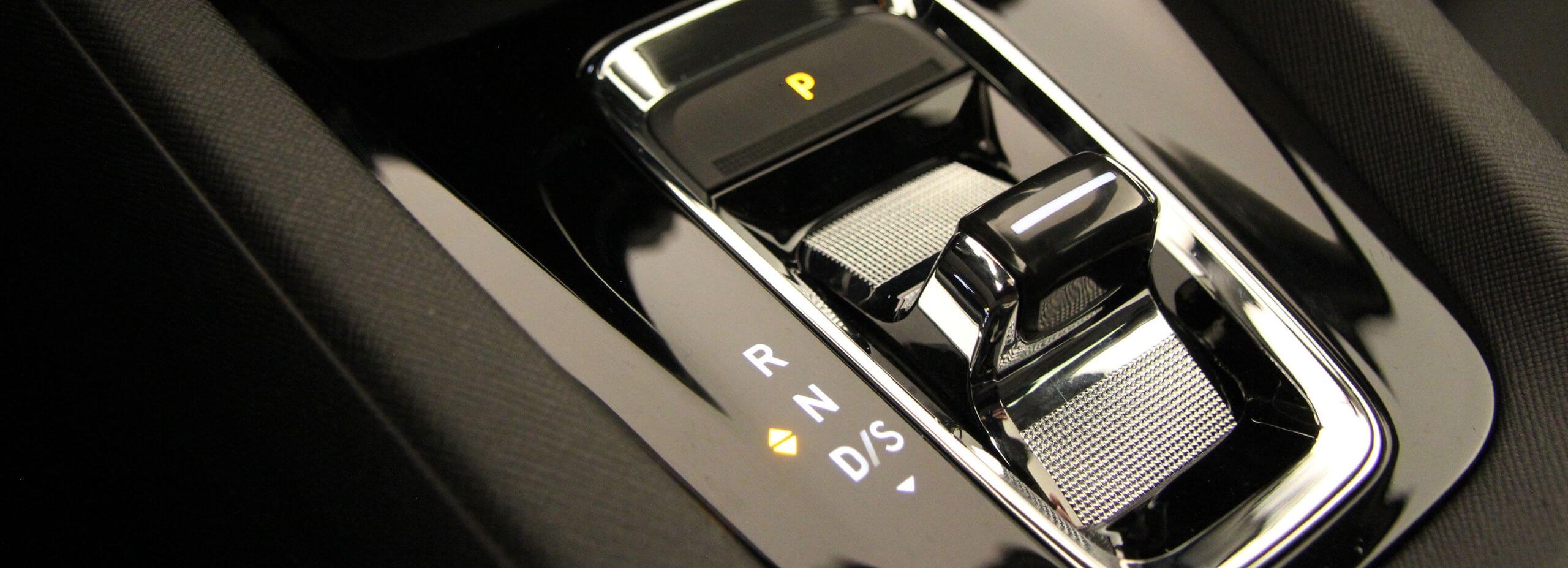 Le sélecteur d'une boîte de vitesse automatique moderne en position parking.