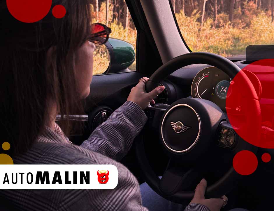 Jeune conductrice au volant d'une MINI, illustration de l'apprentissage de la conduite pour le permis de conduire.