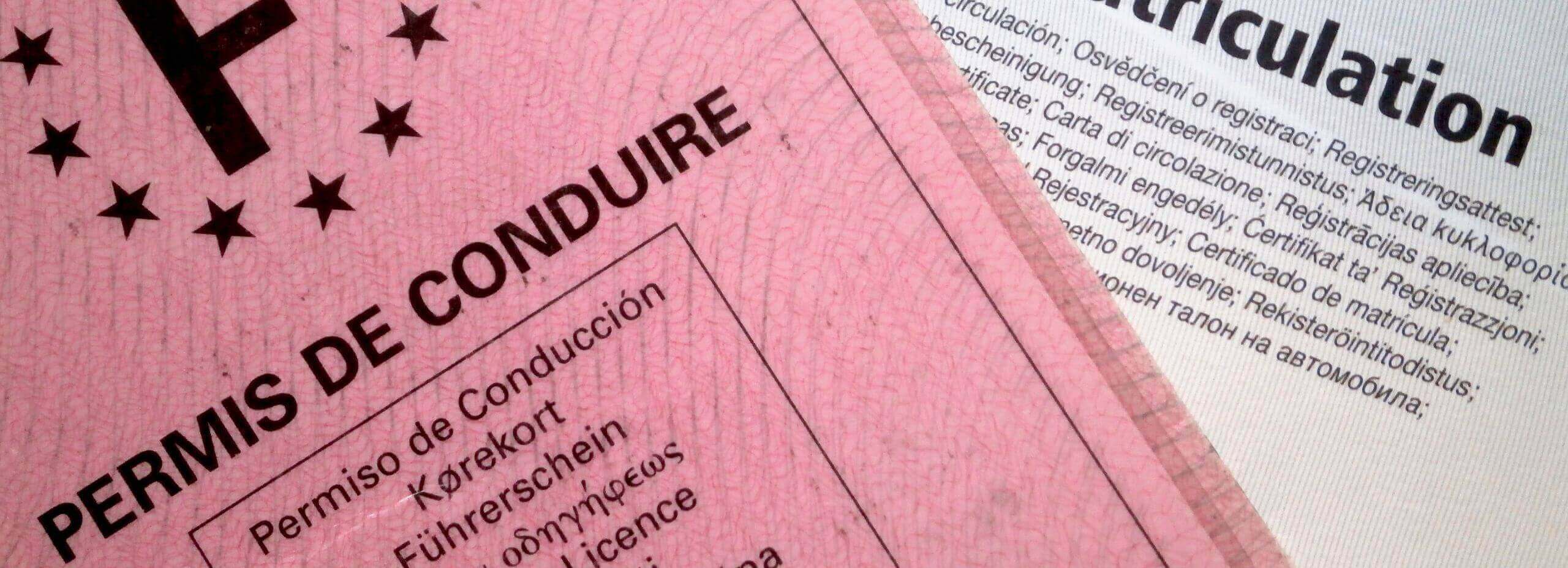 Permis de conduire et certificat d'immatriculation français
