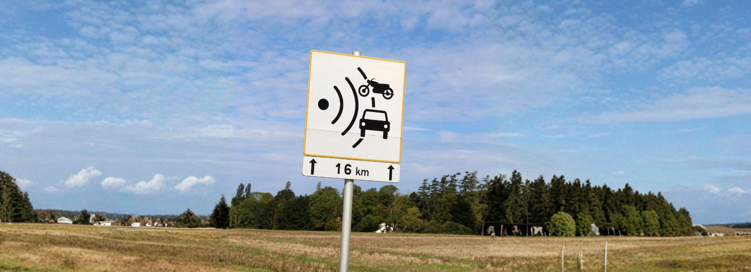 Panneau annonçant ne zone de contrôle radar sur 16 km