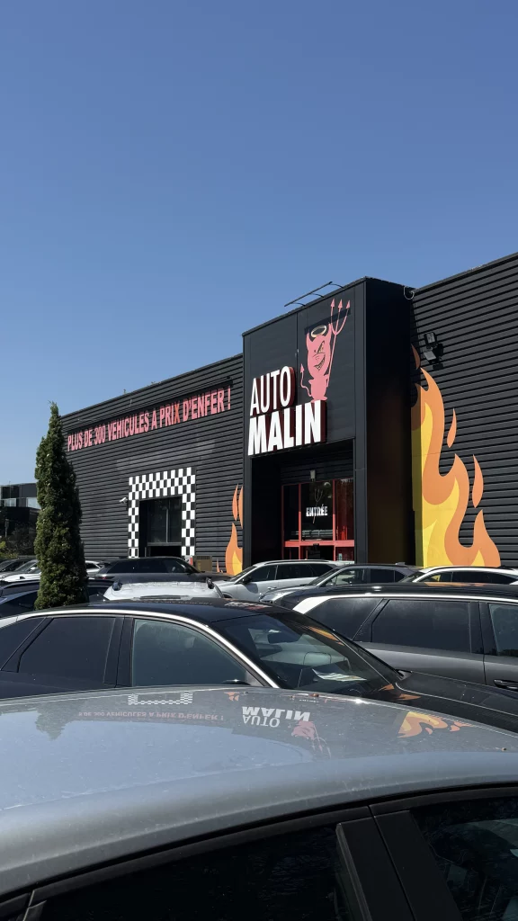 Façade de la concession Automalin près de Bordeaux, voitures d'occasion sur le parking