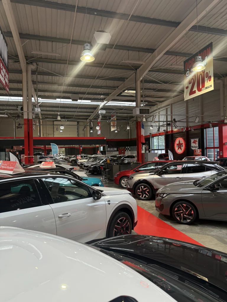 Allée du showroom Automalin en Nouvelle-Aquitaine, voitures d'occasion exposées
